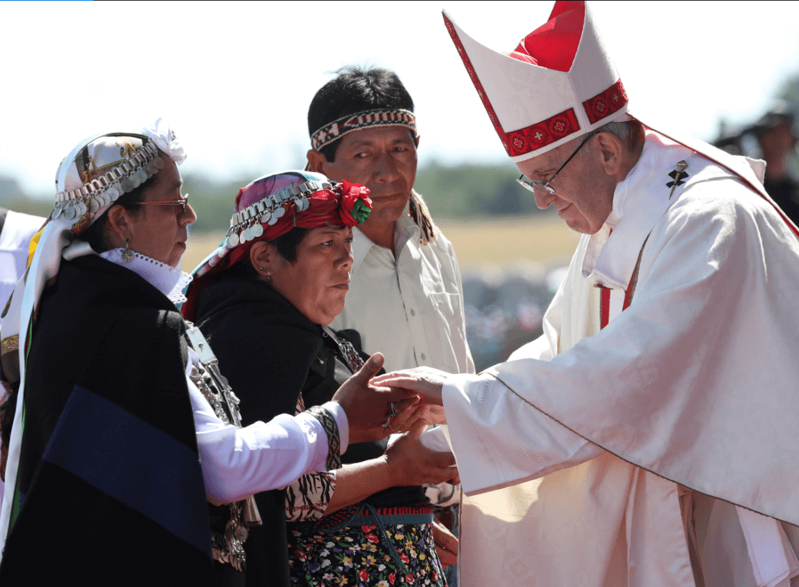 El papa almuerza con miembros del pueblo mapuche en Chile