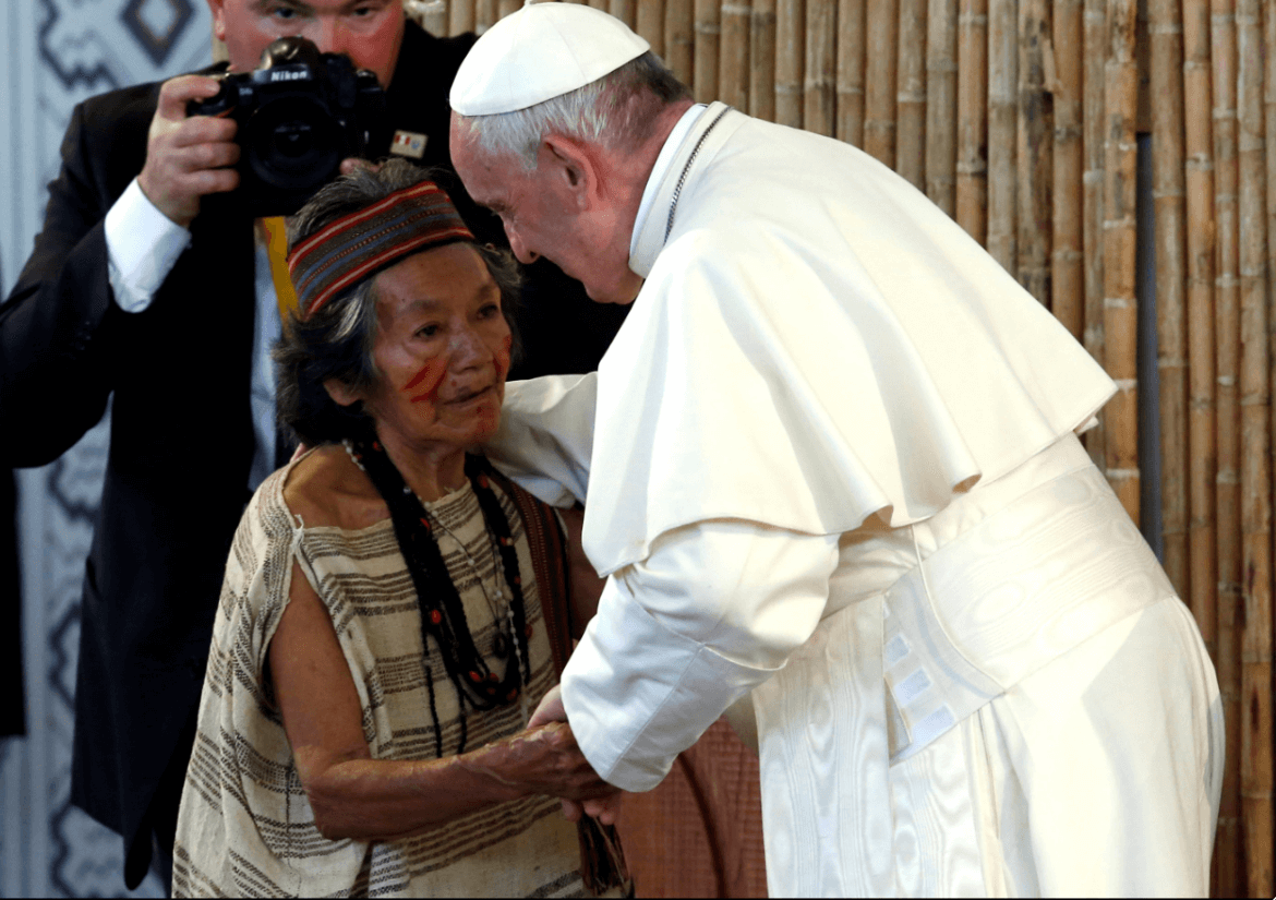 El papa saluda a una mujer indígena en Perú. (Reuters)