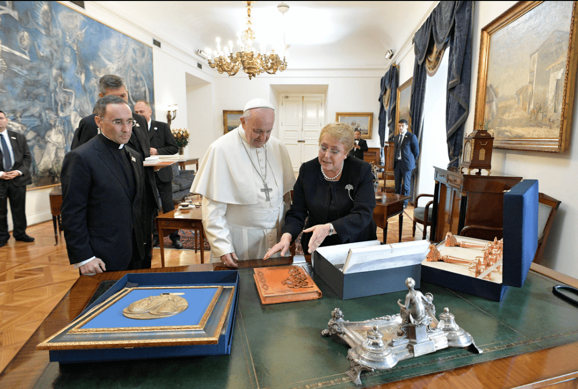 El papa y la presidenta chilena, Michele Bachelet, intercambian regalos