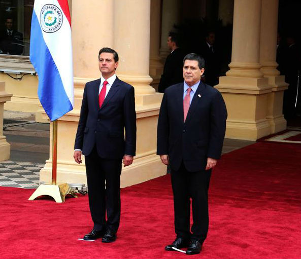 El presidente paraguayo Horacio Cartes recibe al presidente mexicano Enrique Peña Nieto