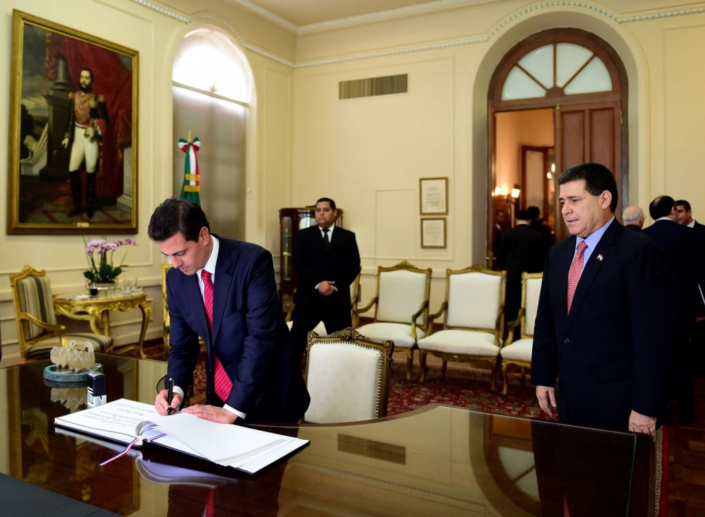 El presidente Peña Nieto firma del libro de visitantes ilustres