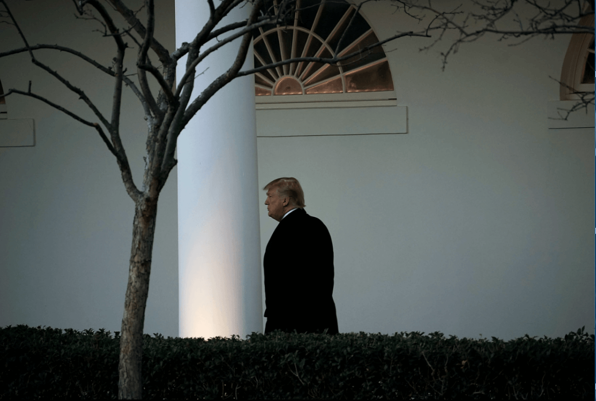 El presidente Trump caminando en la Casa Blanca