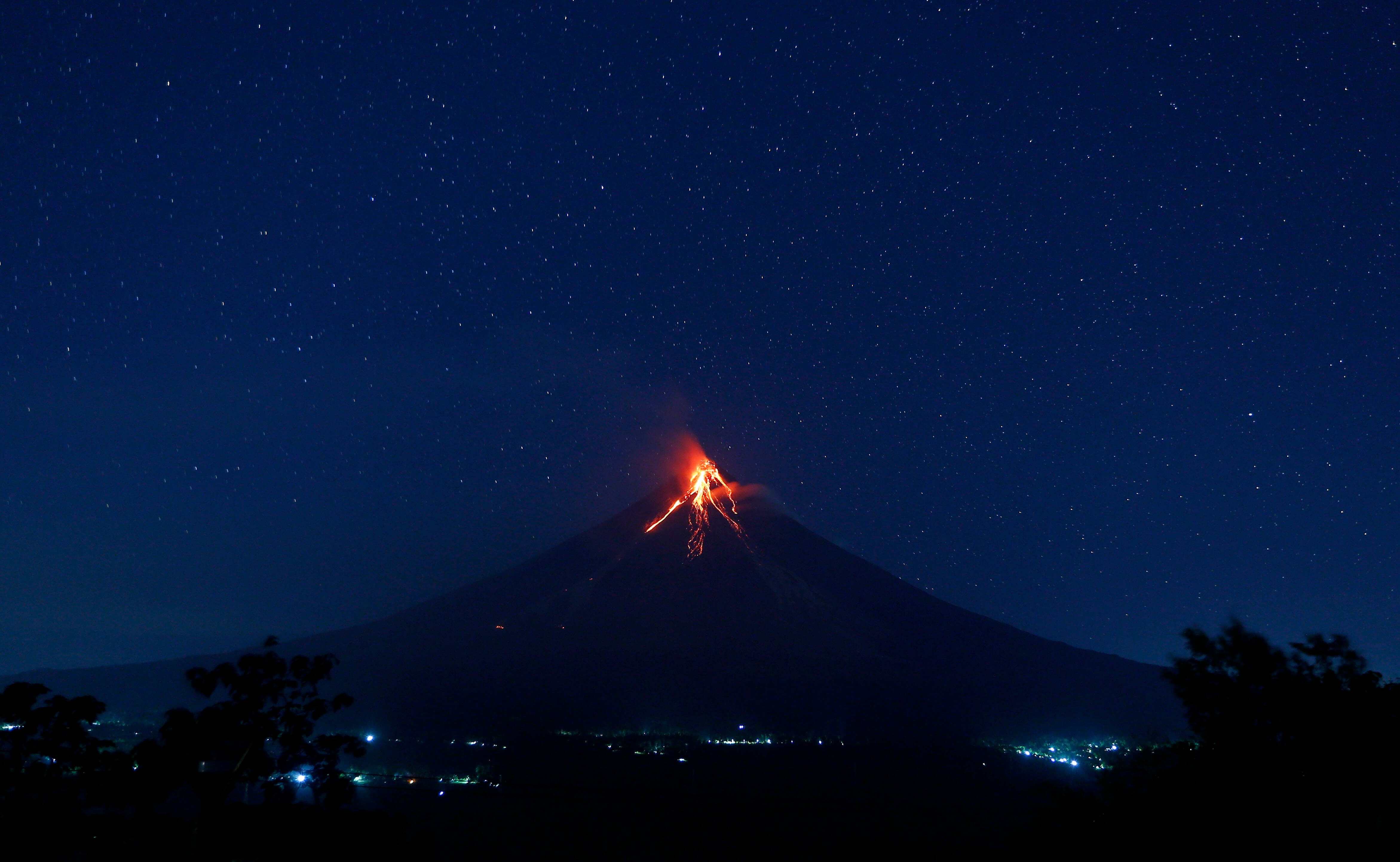 Volcán Filipinas emite ríos lava y columnas cenizas