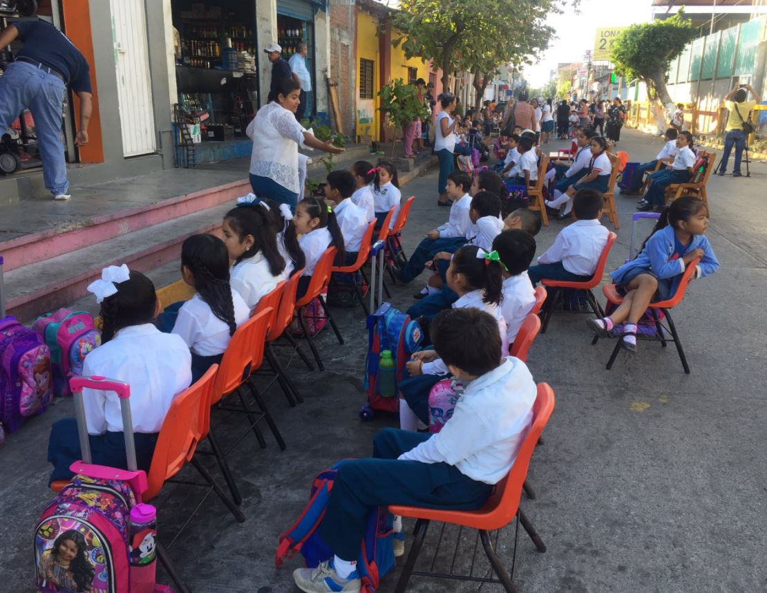 Alumnos de Oaxaca toman clases en la calle; exigen reconstrucción de planteles