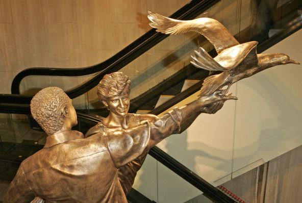 Retirarán la estatua dedicada a Diana de Gales en almacén de Londres