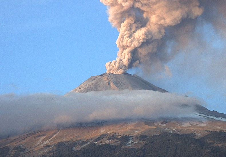 Exhalación del volcán Popocatépetl de 3 mil metros de altura