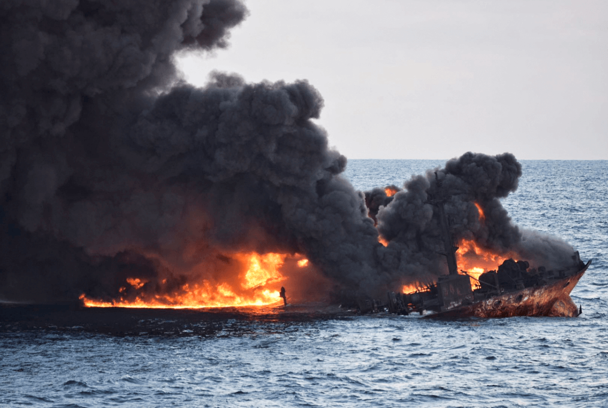 Explosión del buque petrolero iraní Sanchi. (Reuters)