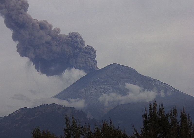 Volcán Popocatépetl registra explosión de dos mil metros altura