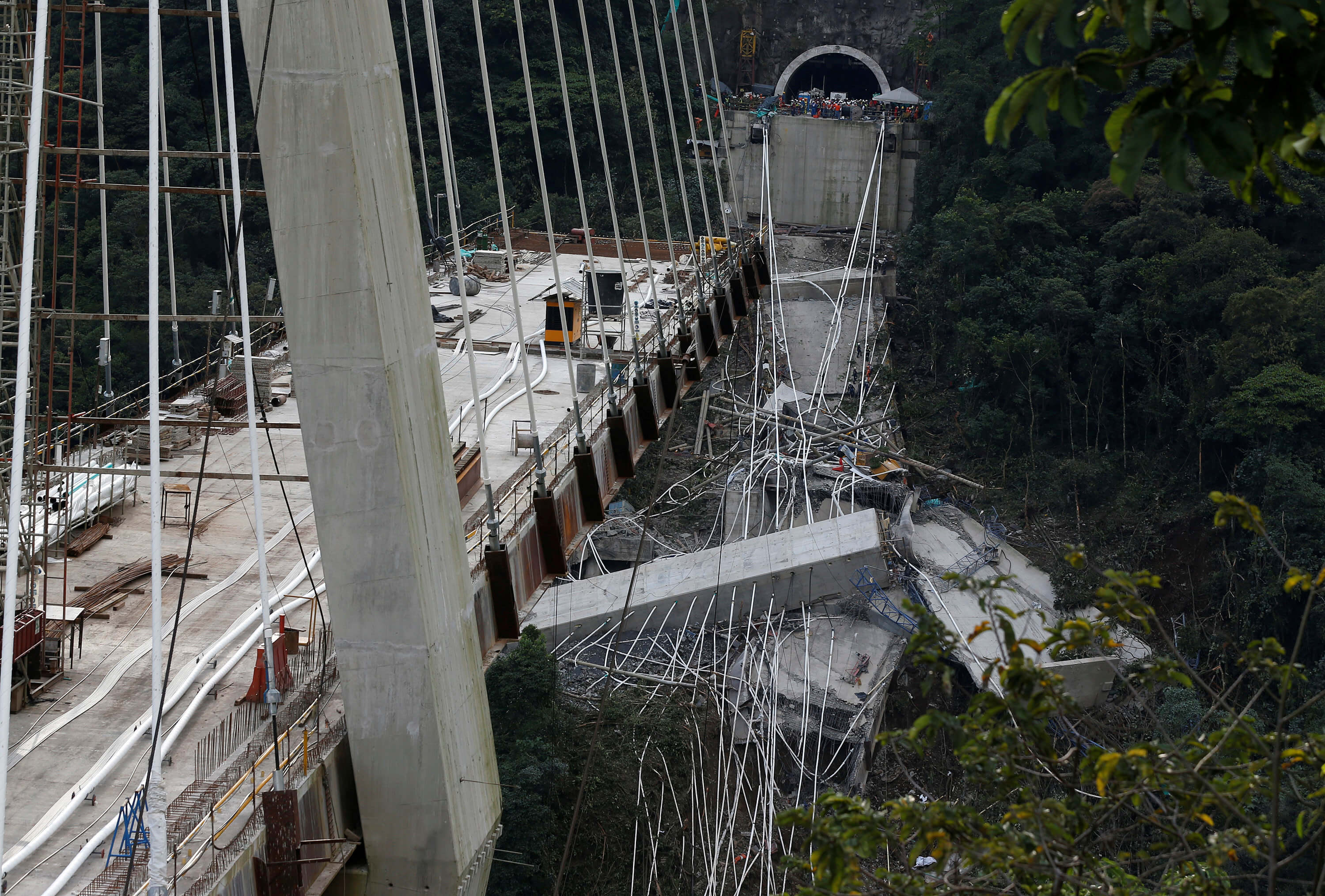 Fallo de diseño causó derrumbe de puente en Colombia