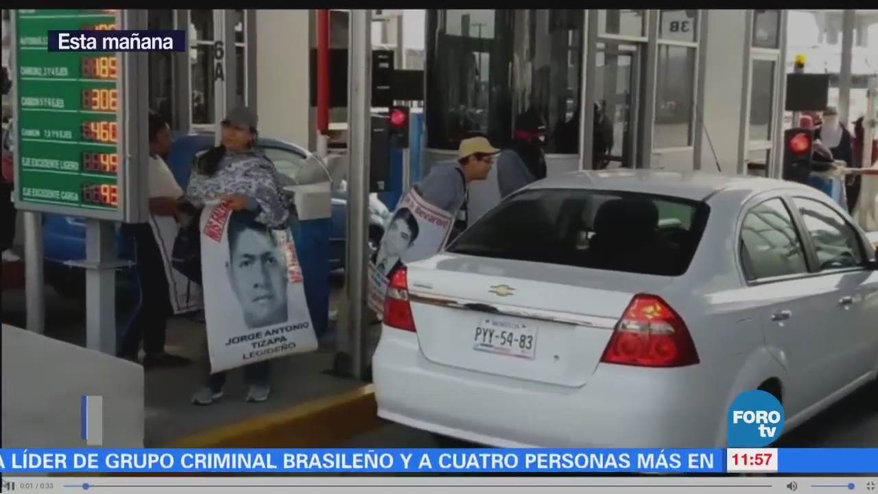 Familiares de normalistas bloquean la autopista México-Cuernavaca