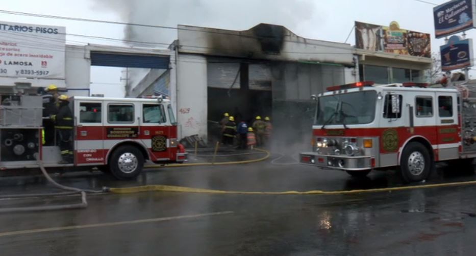Incendio en fábrica de pinturas en Nuevo León deja bomberos heridos