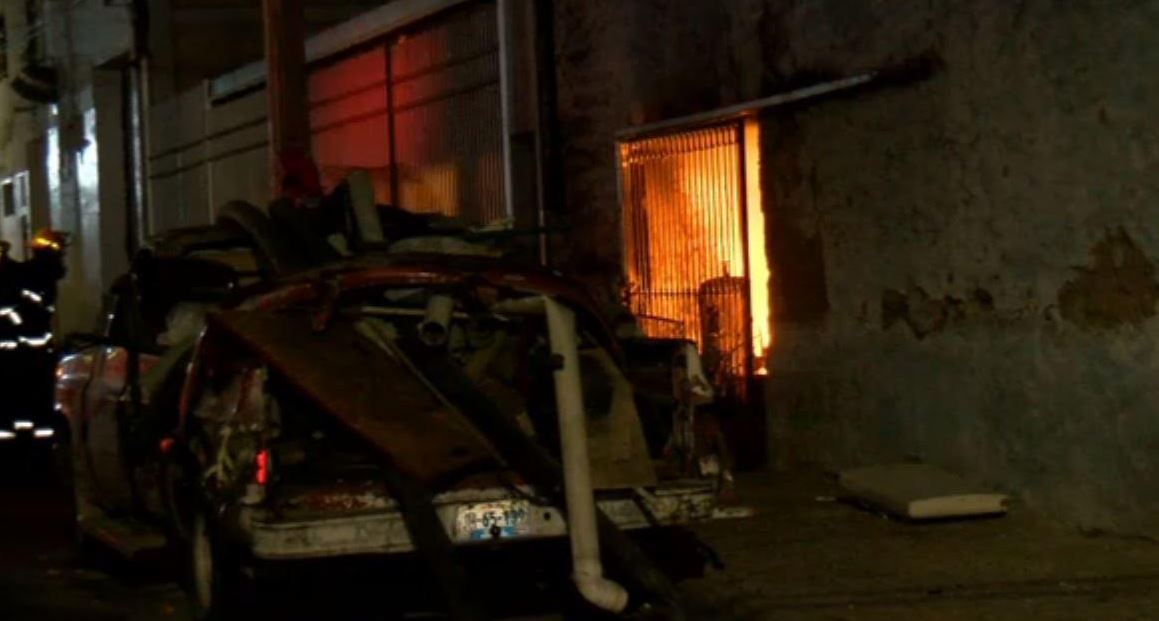 Incendio consume negocio que almacenaba material para reciclar en Jalisco. (Noticieros Televisa)