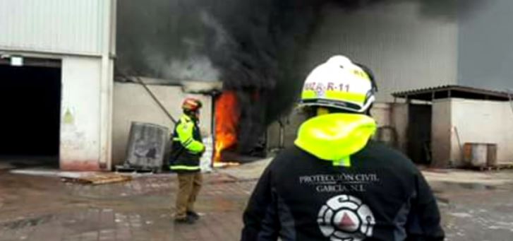 Incendio afecta planta de adoquín en García, Nuevo León