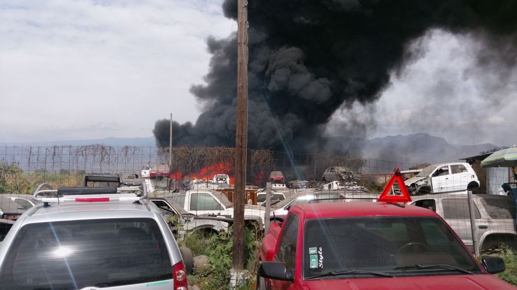 Incendio en corralón consume al menos 35 vehículos en Yautepec, Morelos