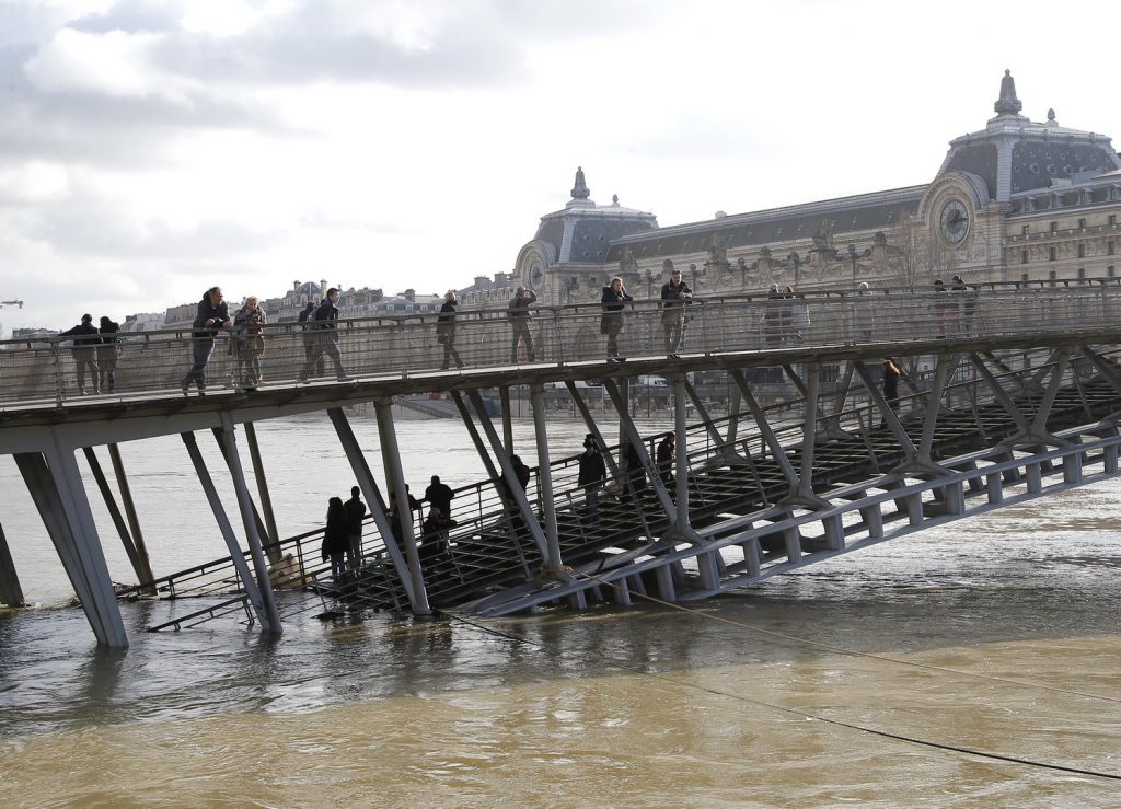 Inundaciones amenazan París cierran carreteras