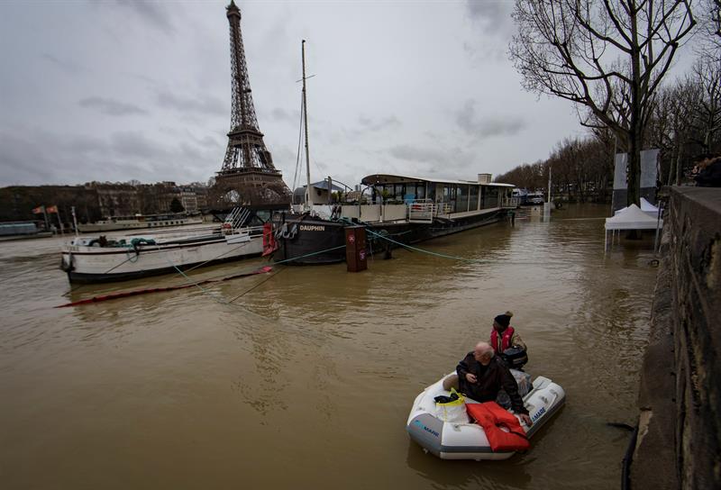 Inundaciones amenazan París cierran carreteras y túneles