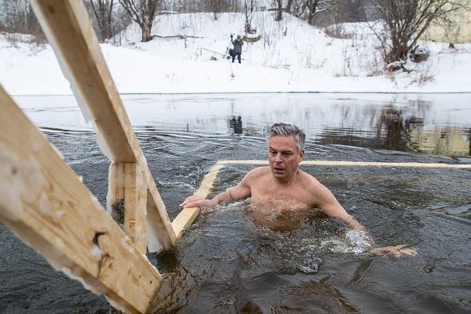 Embajador de EU en Rusia se baña en aguas heladas