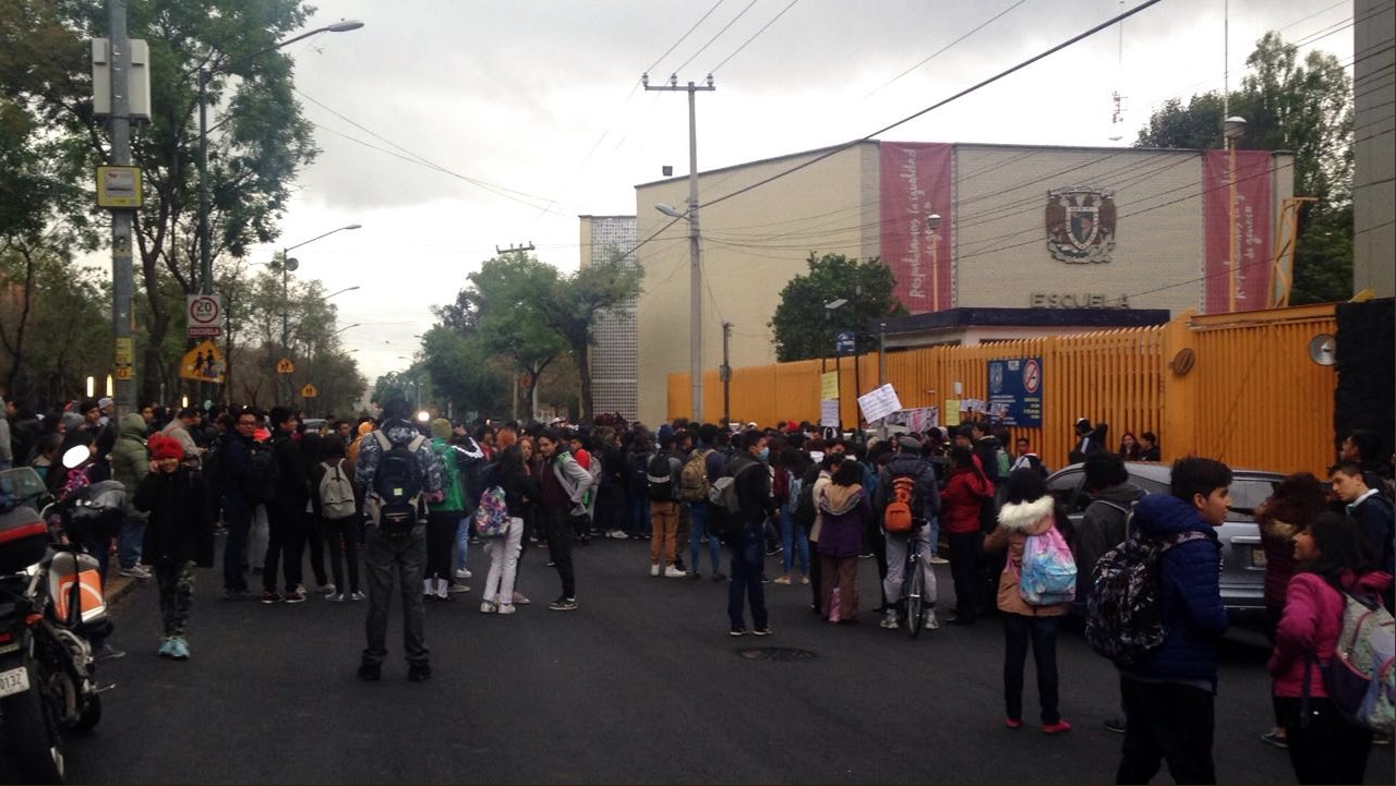 jovenes protestan en la prepa 8 por marco antonio sanchez