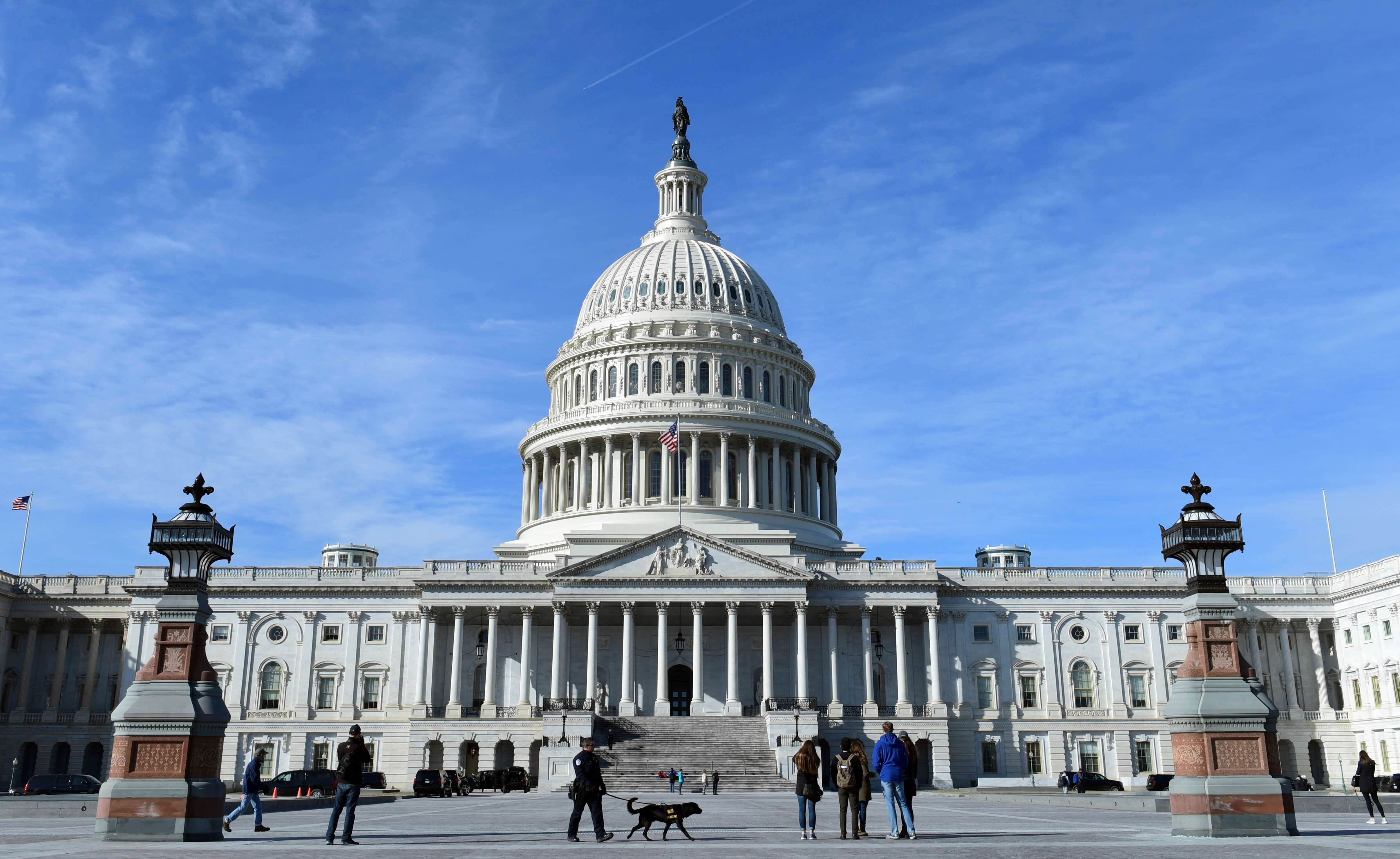 Legisladores estadounidenses enfrascados en la batalla por el cierre gubernamental
