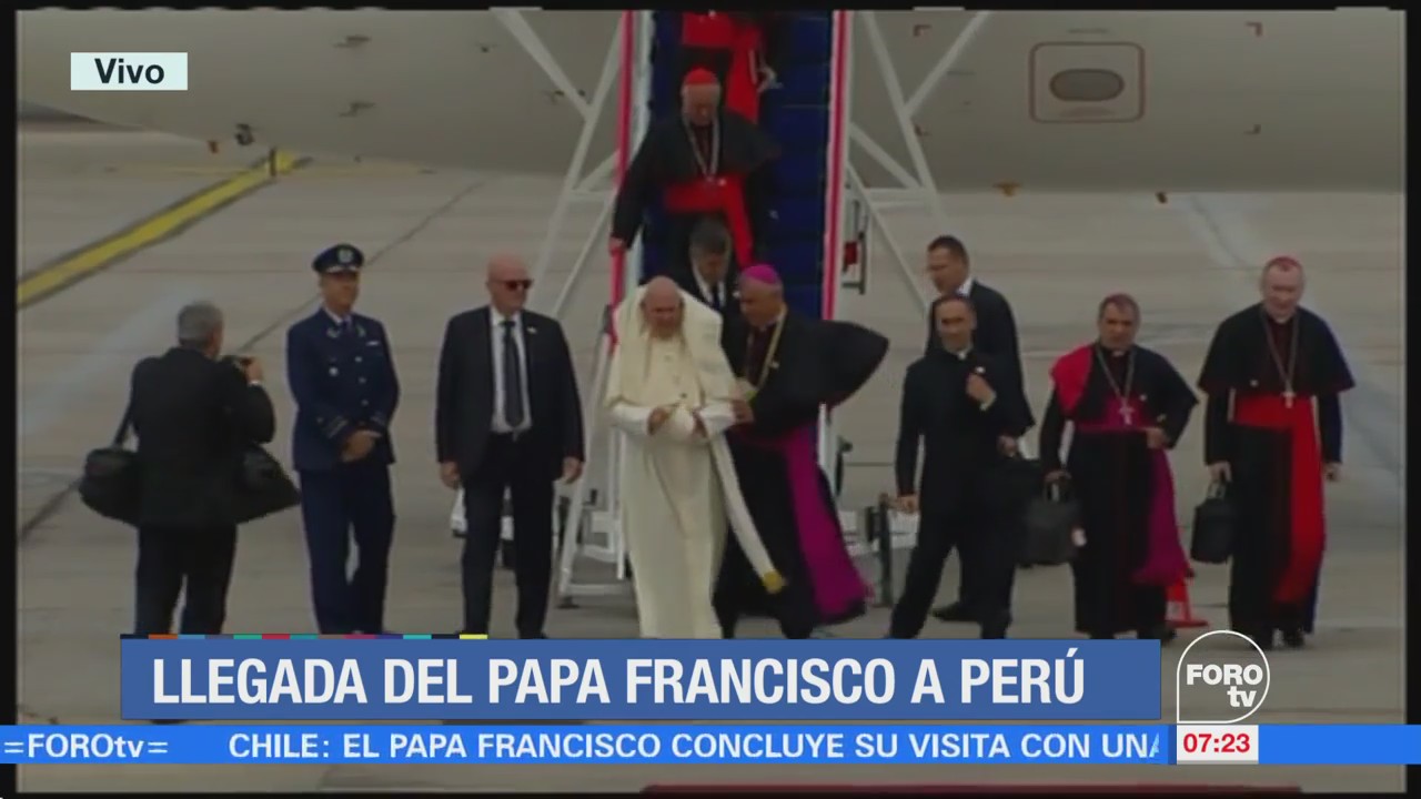Llega papa Francisco a aeropuerto de Lima; realizará vista oficial
