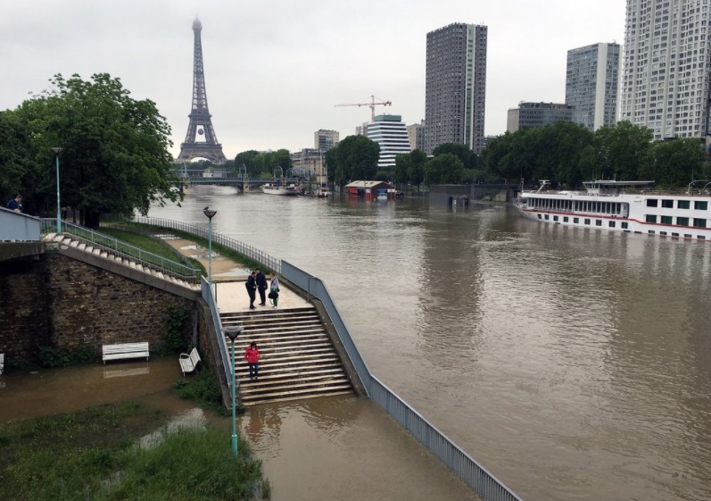 Francia recurre al Ejército por inundaciones; lluvias desbordan el río Sena