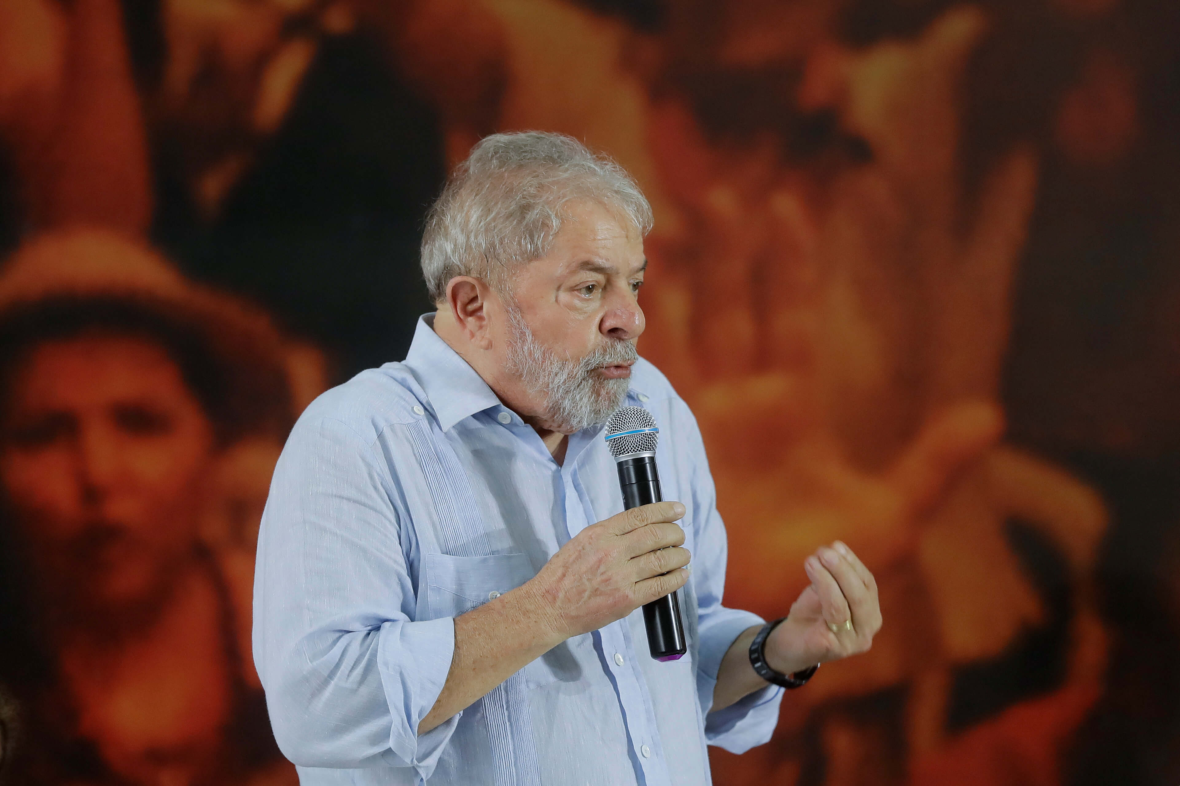 Lula entrega pasaporte, un juez le prohibió salir de Brasil