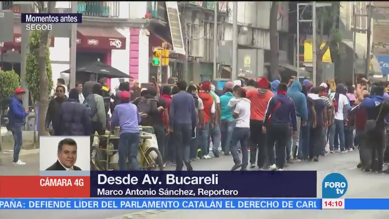 Manifestantes detonan petardos sobre avenida Bucareli, CDMX