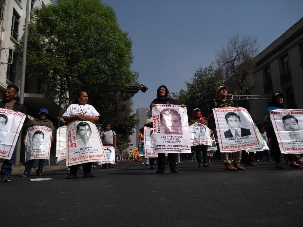 familiares 43 desaparecidos ayotzinapa protestan segob