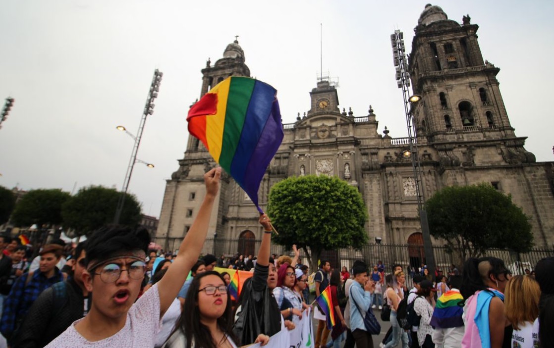 Comunidad LGBTTTI marcha sobre Paseo Reforma