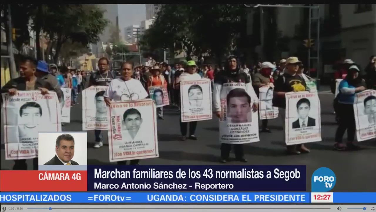 Marchan familiares de los 43 normalistas de Ayotzinapa rumbo a Segob