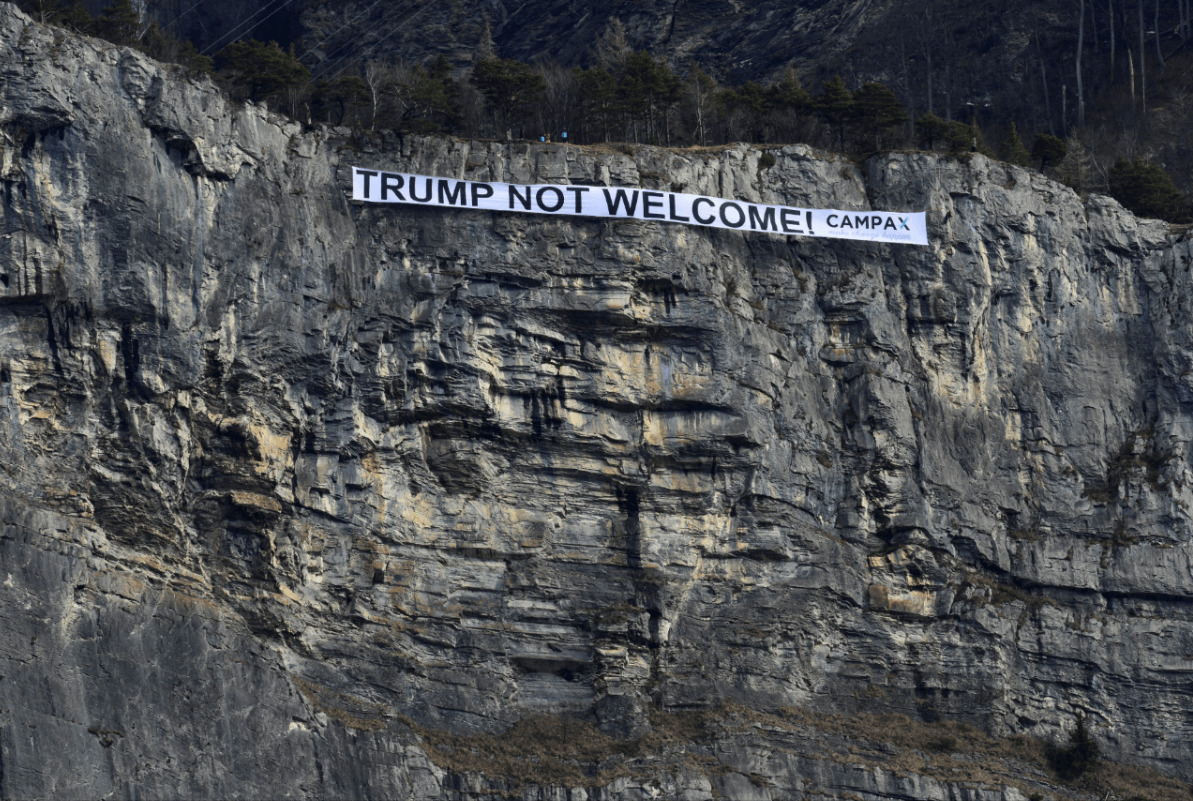Mensaje contra Trump en montaña en Suiza. (EFE)