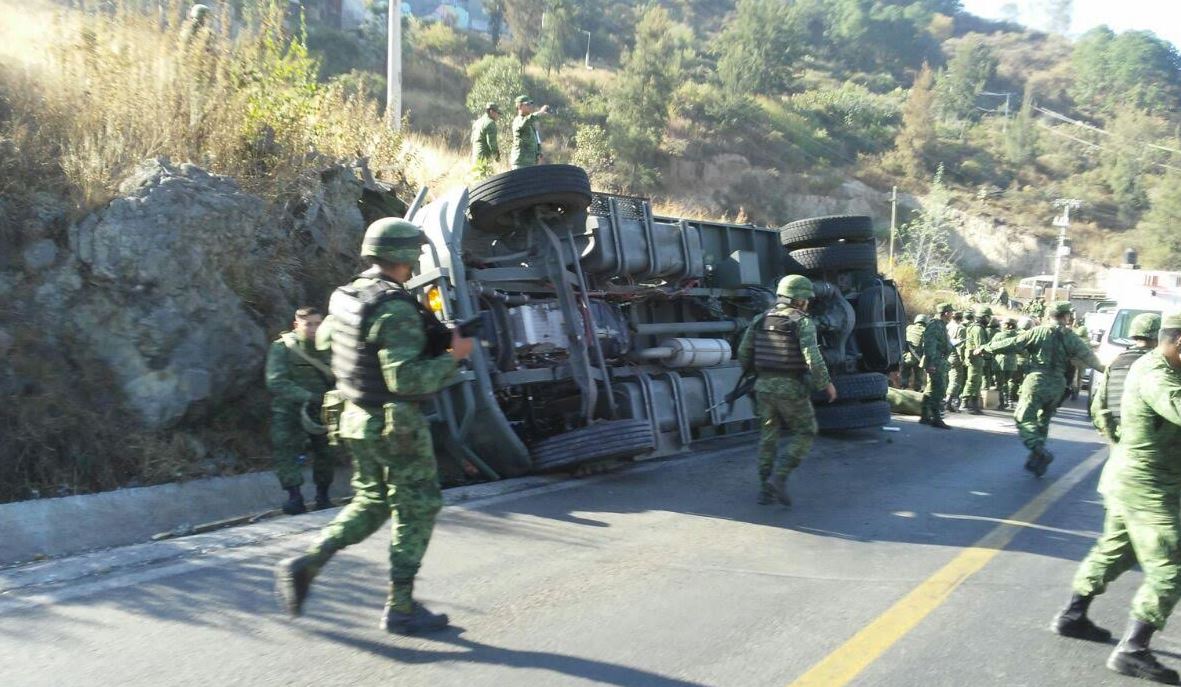 Accidente de camión militar deja un muerto y 22 heridos en Michoacán
