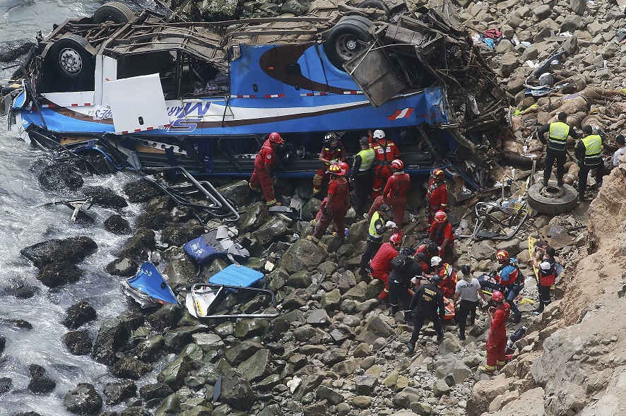 Mueren 25 personas al caer autobús a un acantilado en Perú