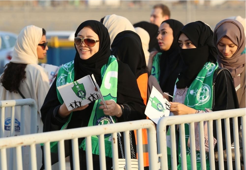 mujeres de arabia saudita acuden a estadio por primera vez