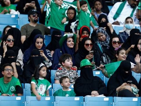 mujeres de arabia saudita acuden a estadio por primera vez