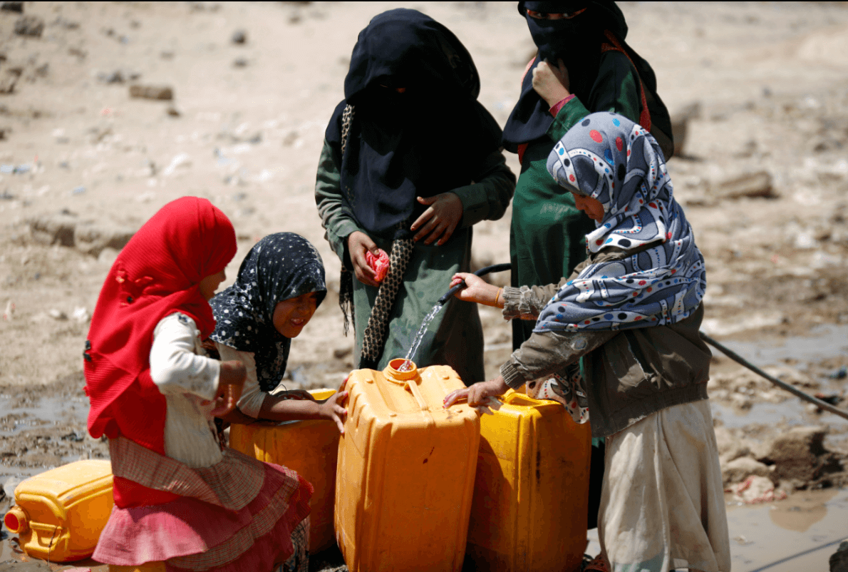 Mujeres recolectan agua en Yemen. (AP, archivo)