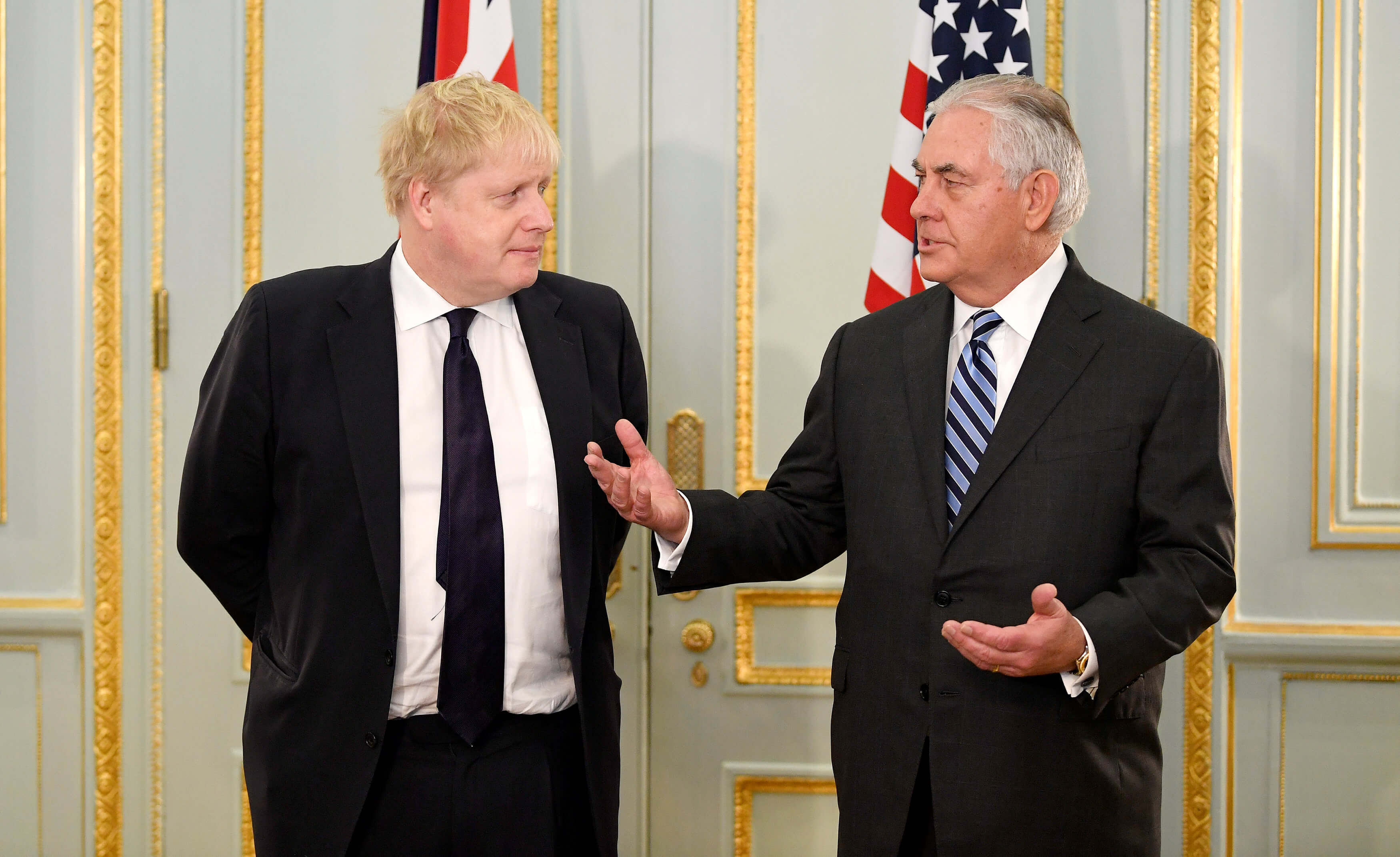 Tillerson asegura que Estados Unidos quiere mejorar acuerdo nuclear Irán