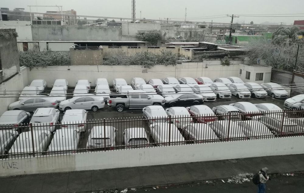 Se registran nevadas en Monterrey y su área metropolitana. (Twitter/@_LASNOTICIASMTY)