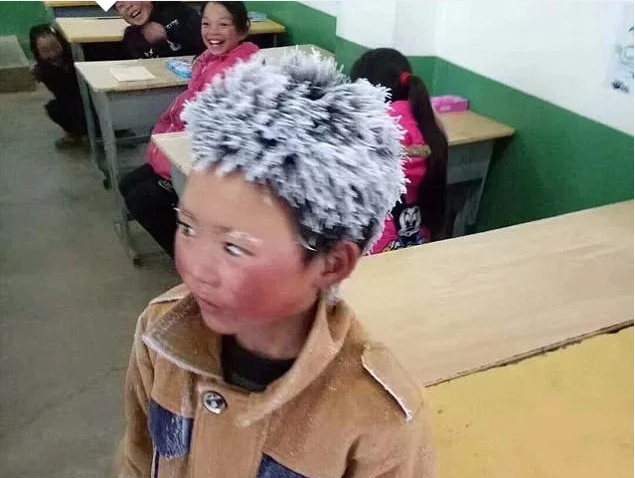 niño chino llega con el pelo congelado a la escuela