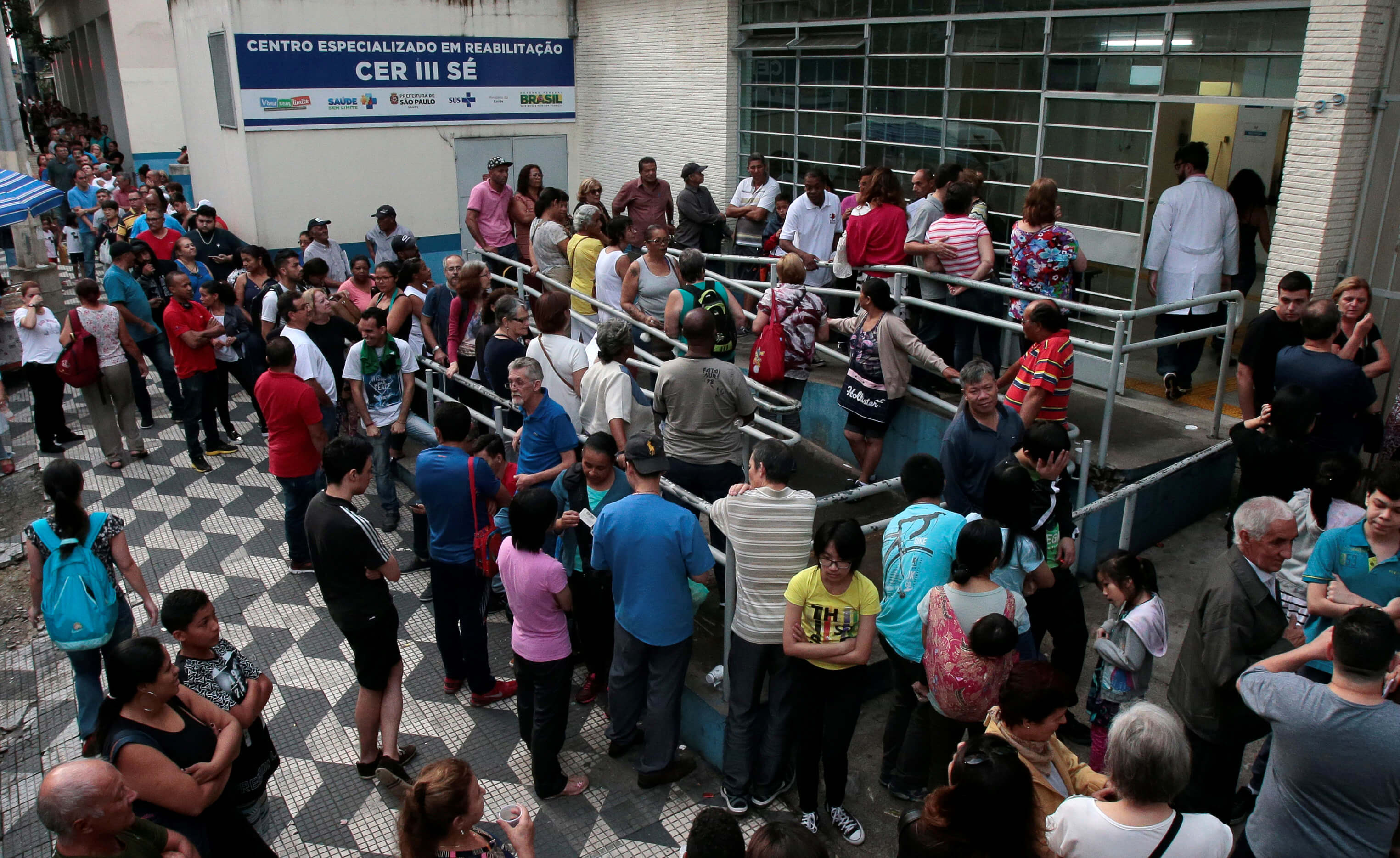 Brasileños hacen fila conseguir vacunas fiebre amarilla