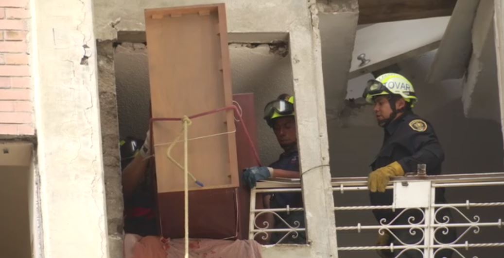Vecinos del edificio 'Osa Mayor' sacan sus pertenecías con ayuda de bomberos