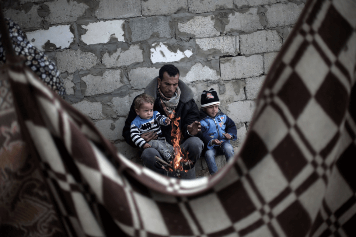 Palestinos se protegen del frío en Gaza. (AP, archivo)