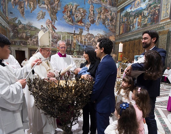 El papa Francisco bautiza a 34 niños en la Capilla Sixtina