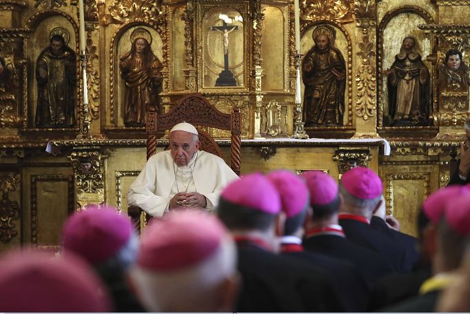 Papa pide a obispos evitar el miedo y denunciar abusos a personas