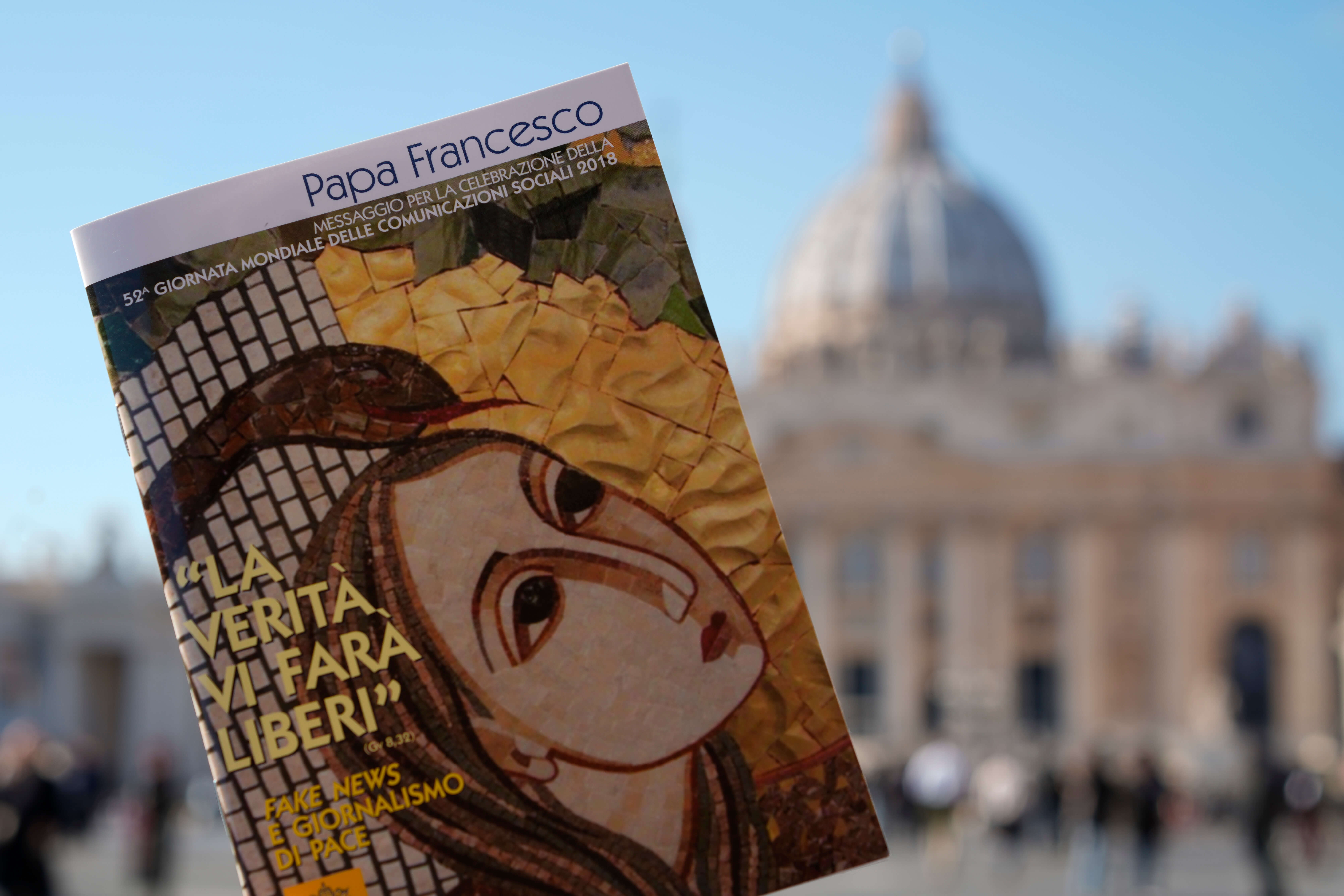 El papa Francisco condena noticias falsas y aboga por periodismo de paz