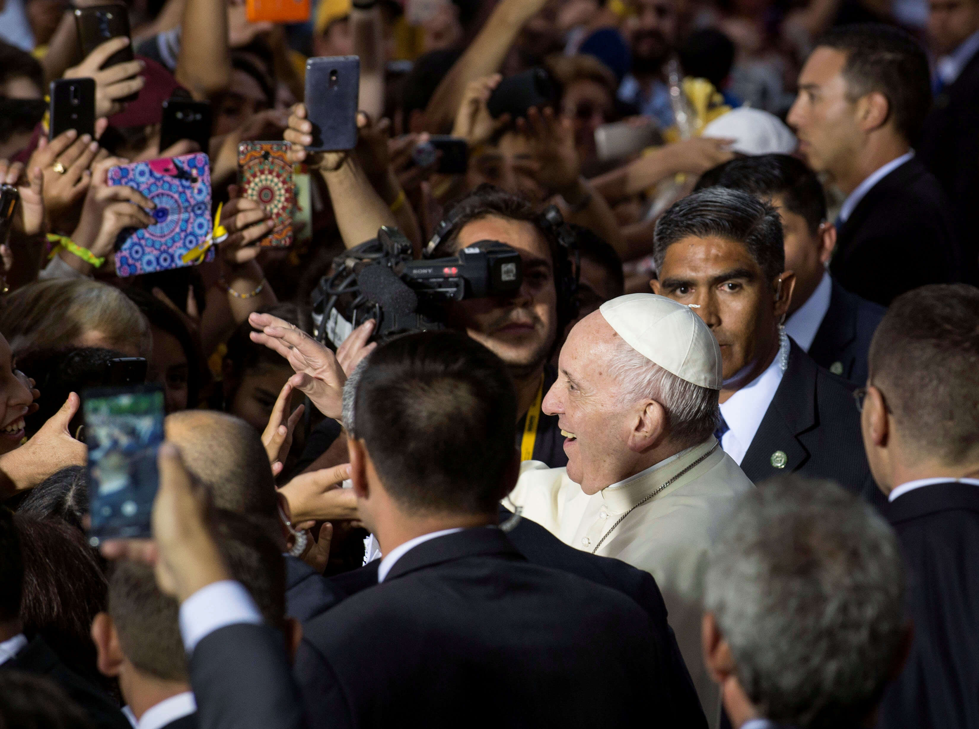 Papa Francisco rompe protocolo saludar fieles chilenos