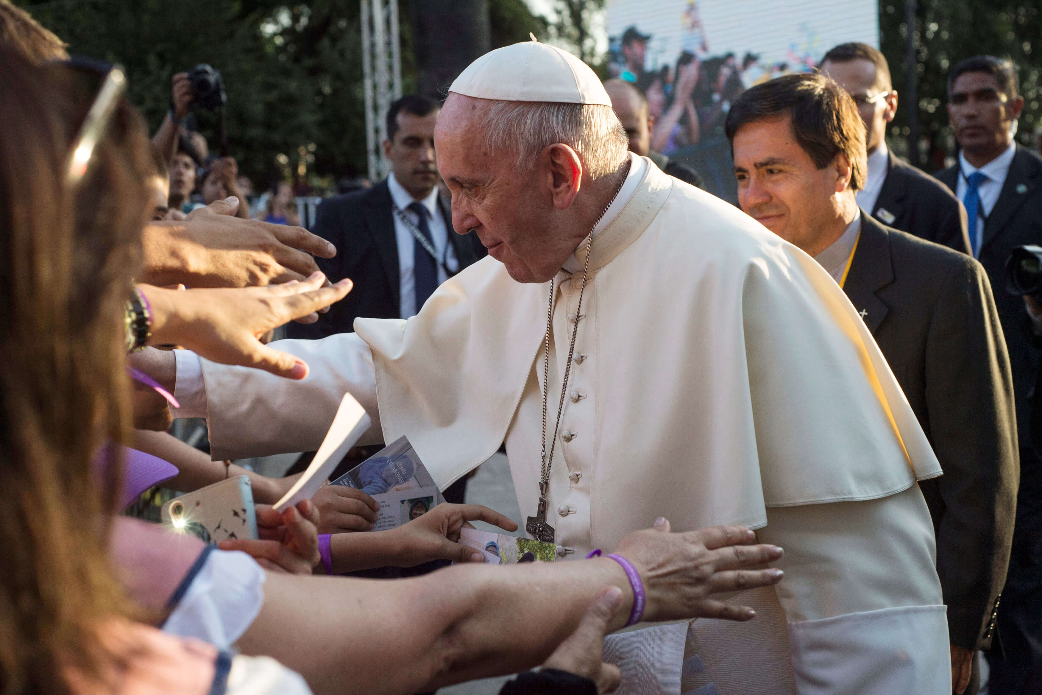Papa Francisco se reúne víctimas abuso clero chileno