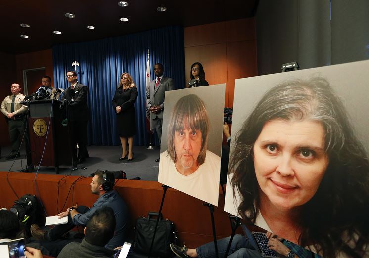 Autoridades presentan 38 cargos contra la pareja que secuestró a 13 hijos