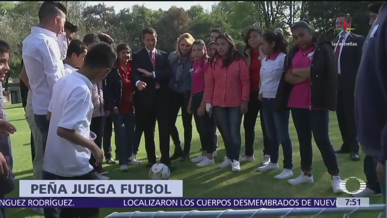 Peña Nieto juega futbol con niños de albergues