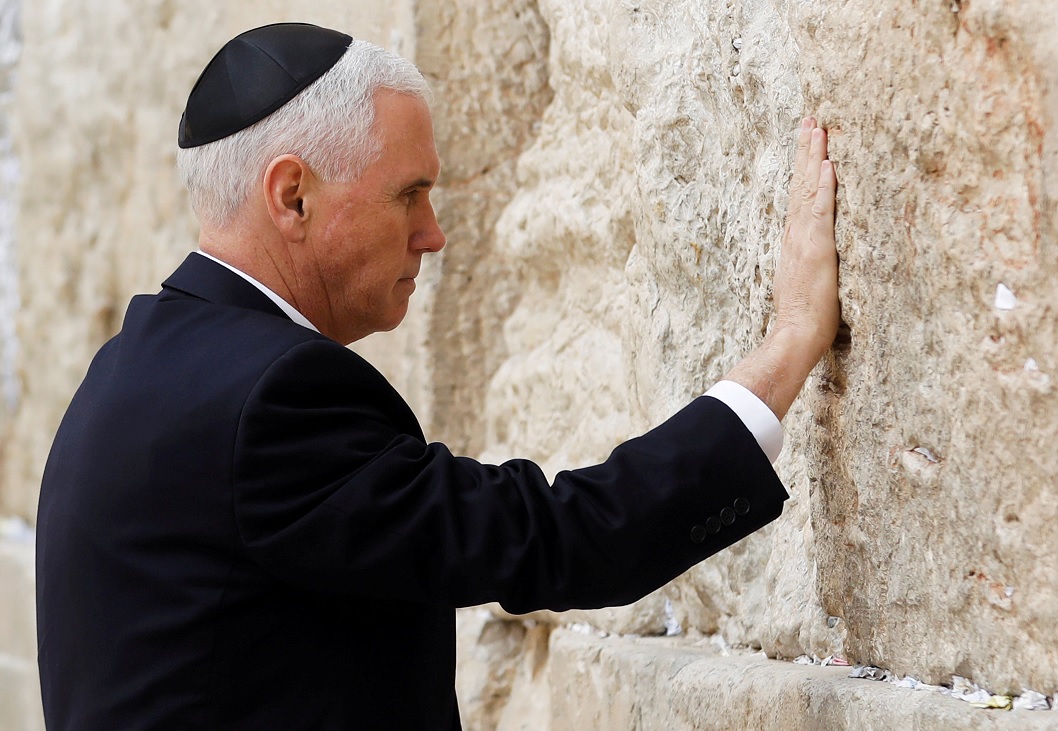 Pence concluye gira al Medio Oriente con visita al Muro de Lamentaciones